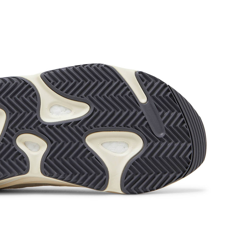 Y**zy boost 700 "analog"