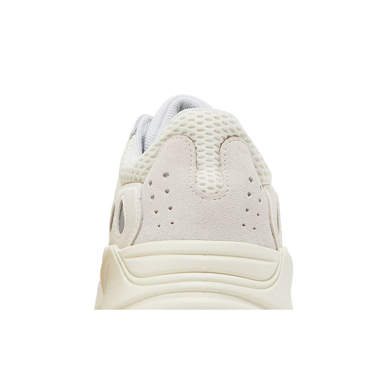 Y**zy boost 700 "analog"