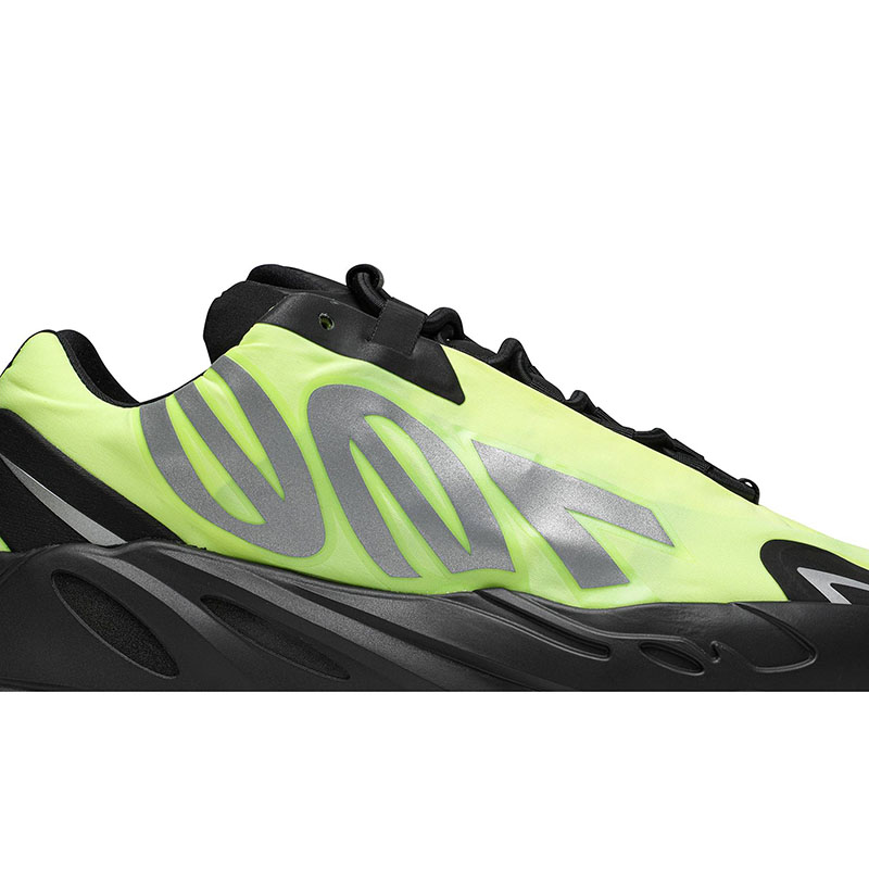 Y**zy boost 700 mnvn 