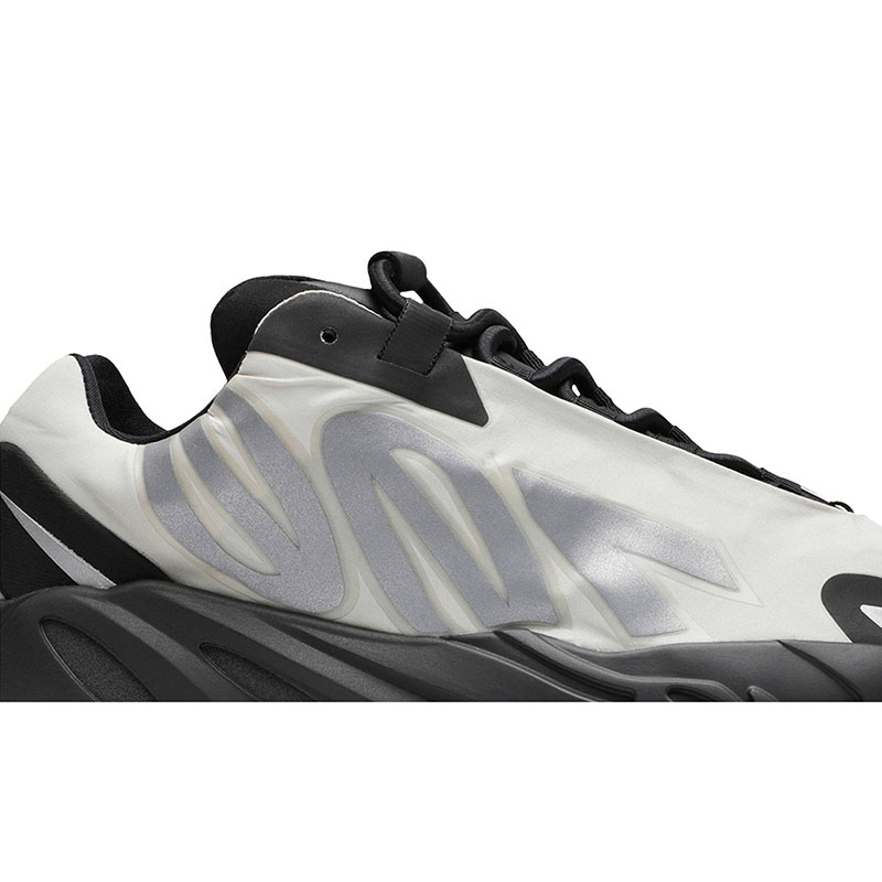 Y**zy boost 700 mnvn 