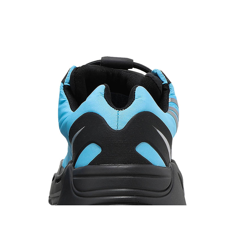 Y**zy boost 700 mnvn 