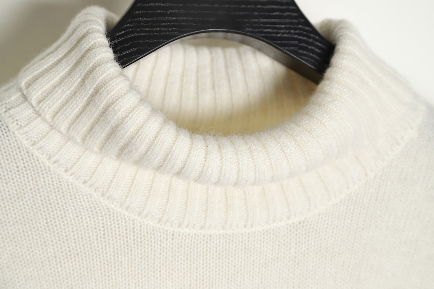 AMI PARIS Heart Turtleneck