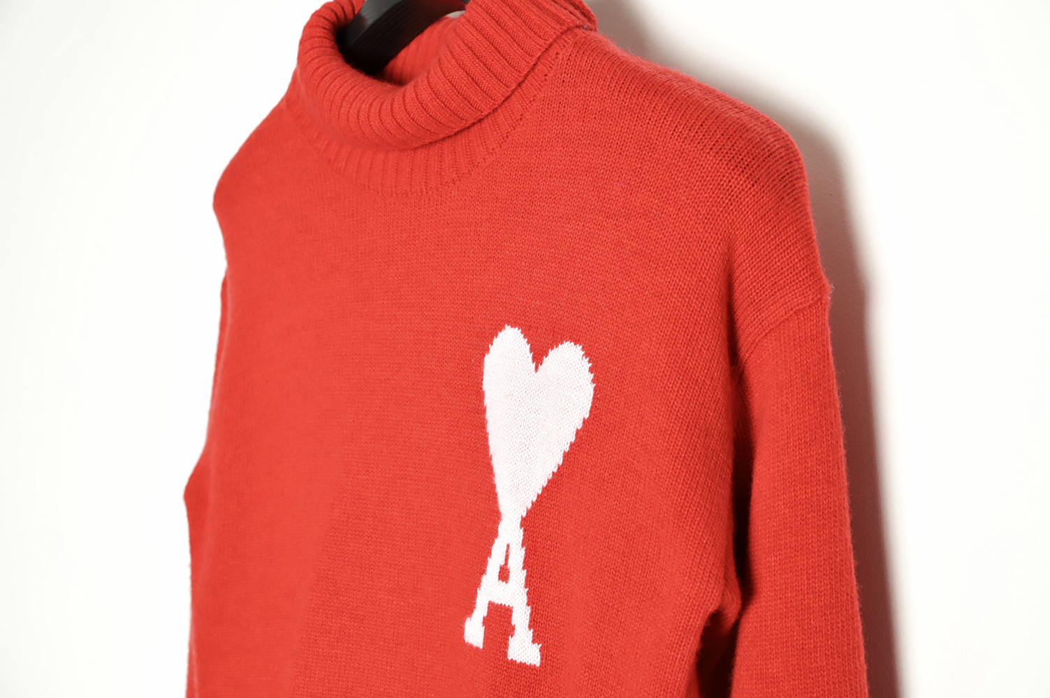 AMI PARIS Heart Turtleneck TSK1