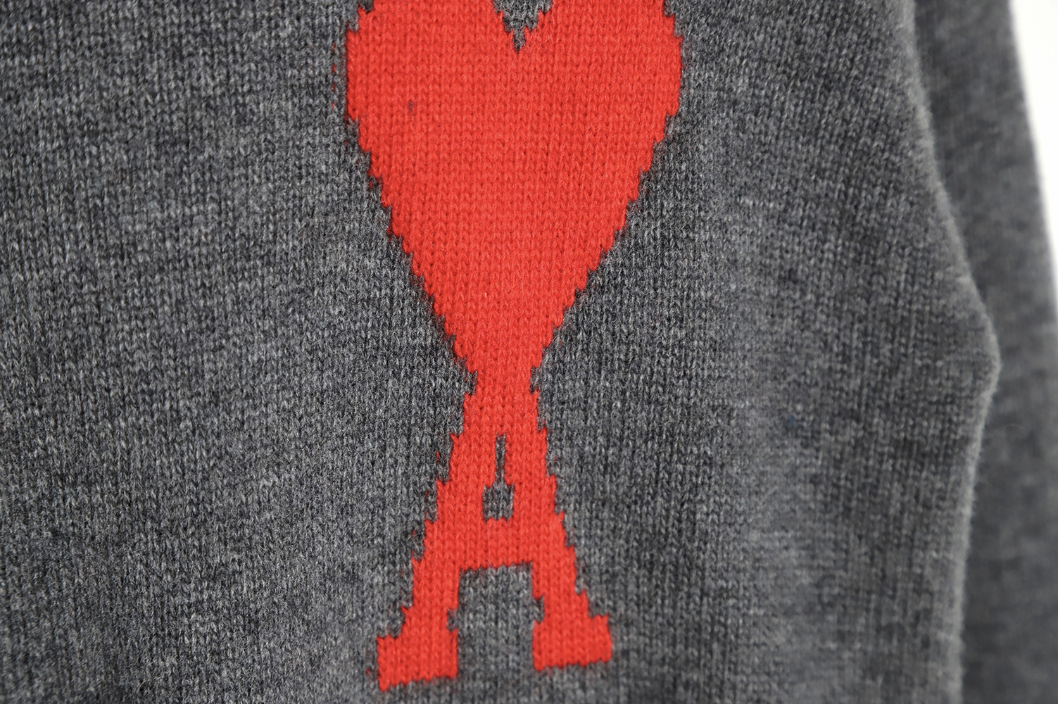 AMI PARIS Heart Turtleneck TSK4
