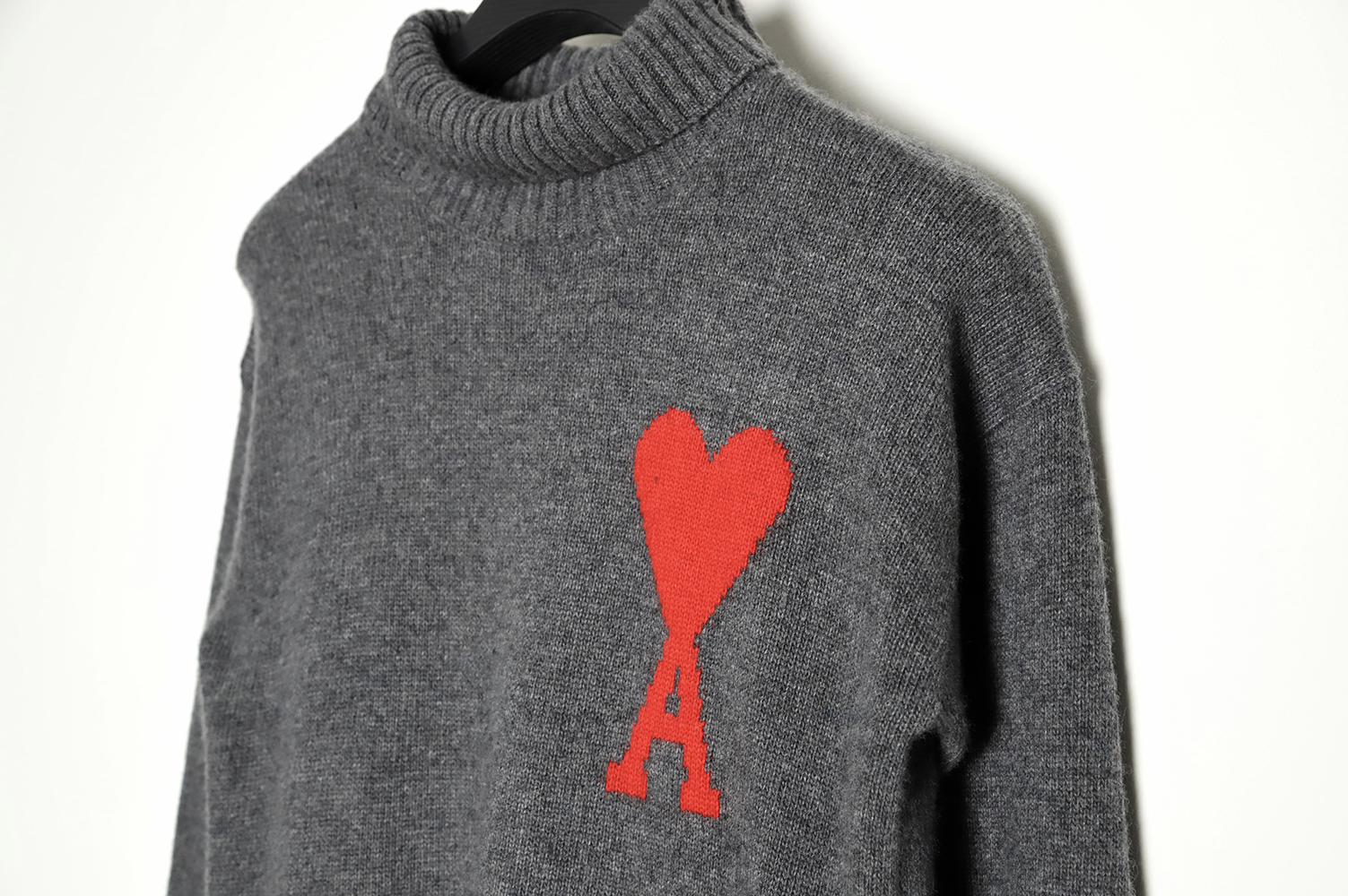 AMI PARIS Heart Turtleneck TSK4