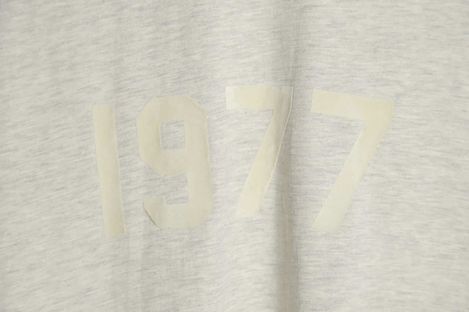 FEAR DF GOD double line 1977 flocking print short-sleeved Ivory