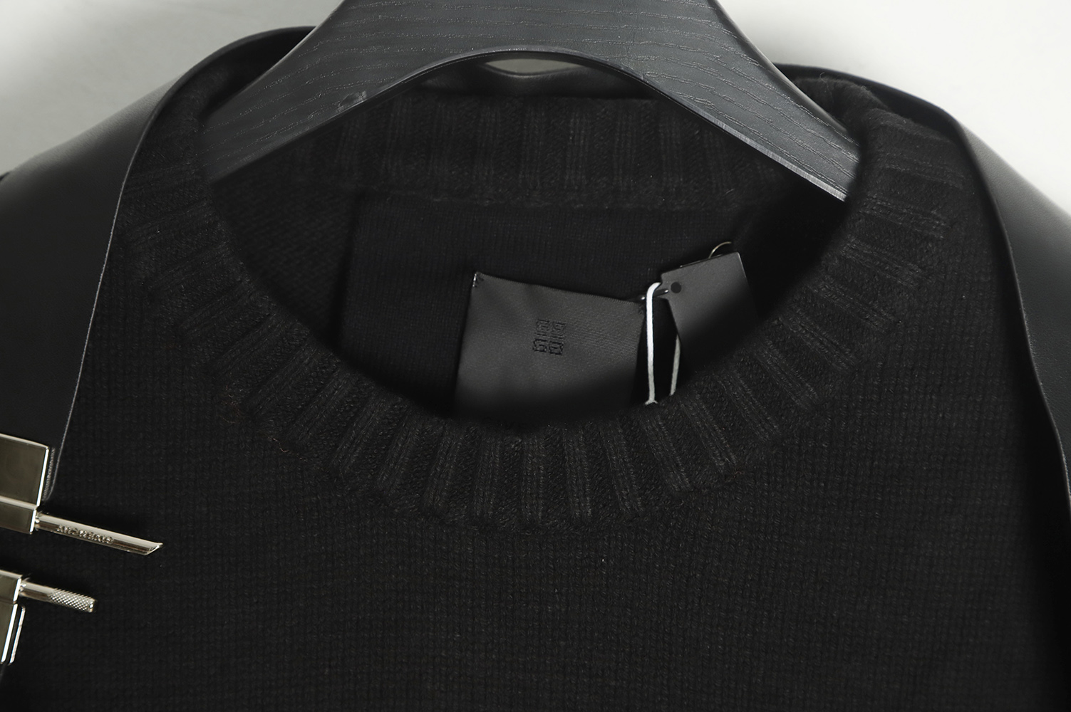 Givenchy 22FW shoulder strap lock strap round neck sweater