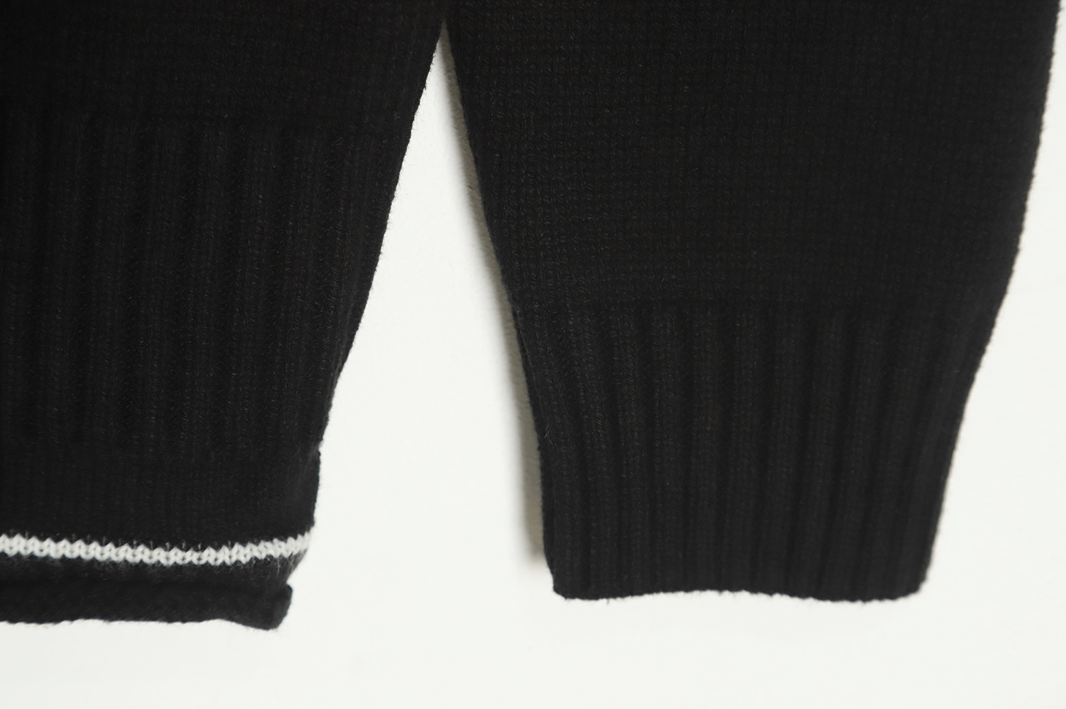 Givenchy 22FW shoulder strap lock strap round neck sweater