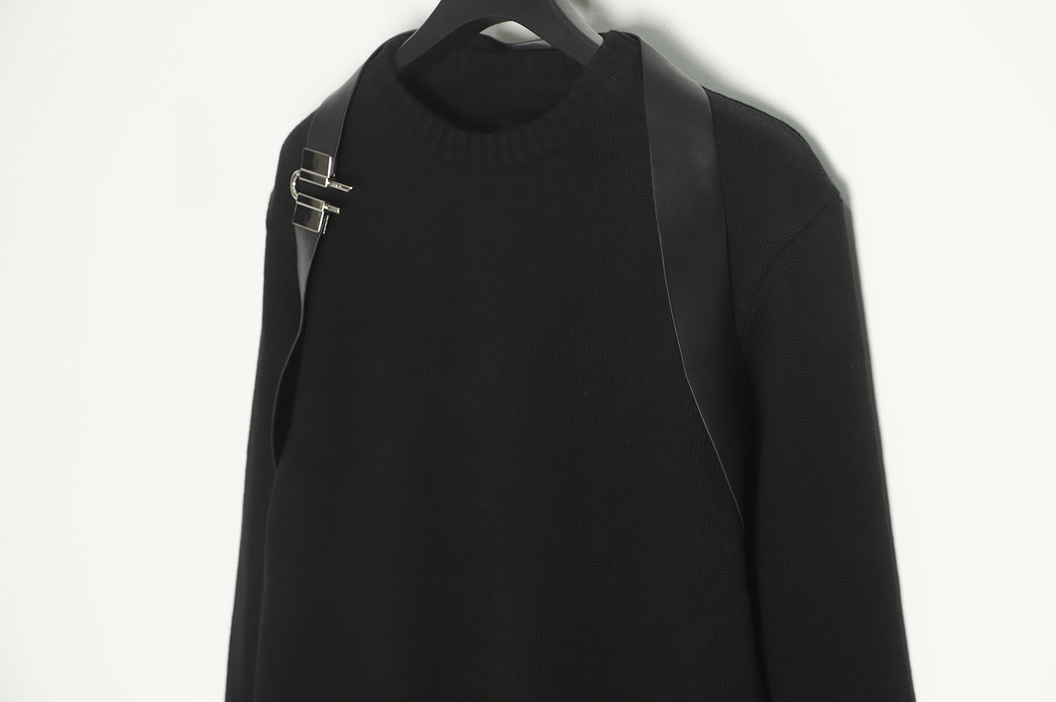 Givenchy 22FW shoulder strap lock strap round neck sweater