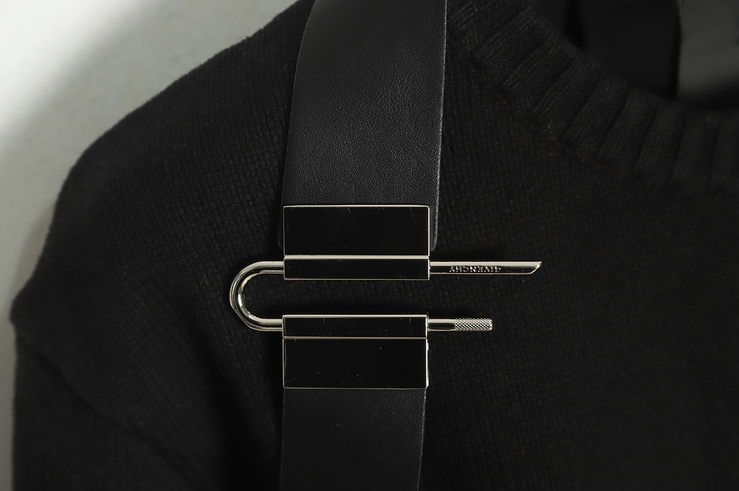 Givenchy 22FW shoulder strap lock strap round neck sweater