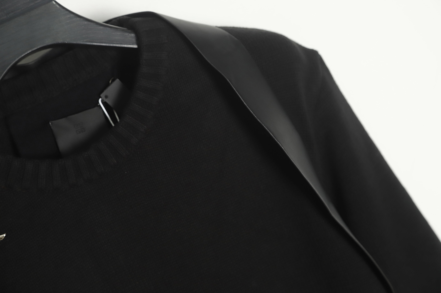 Givenchy 22FW shoulder strap lock strap round neck sweater