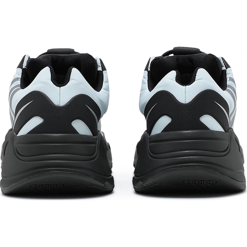 Y**zy boost 700 mnvn 