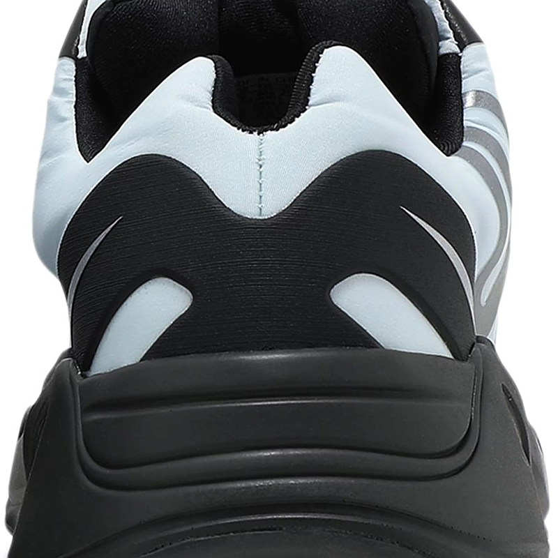 Y**zy boost 700 mnvn 