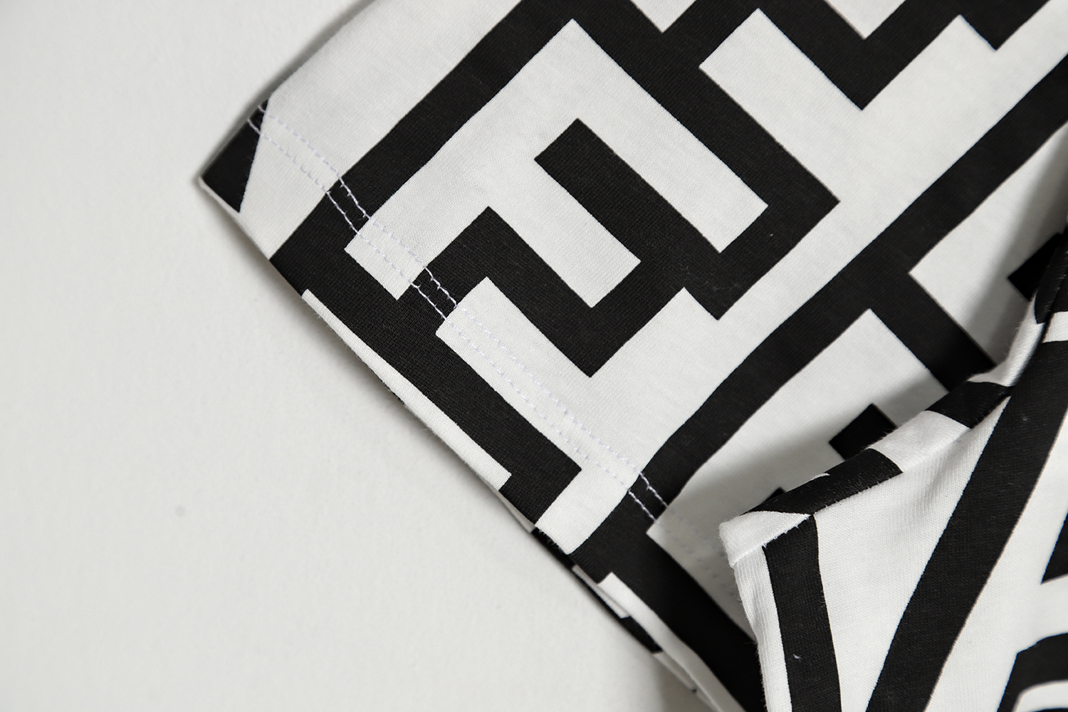 F**di 23ss black and white full letter short-sleeved t-shirt