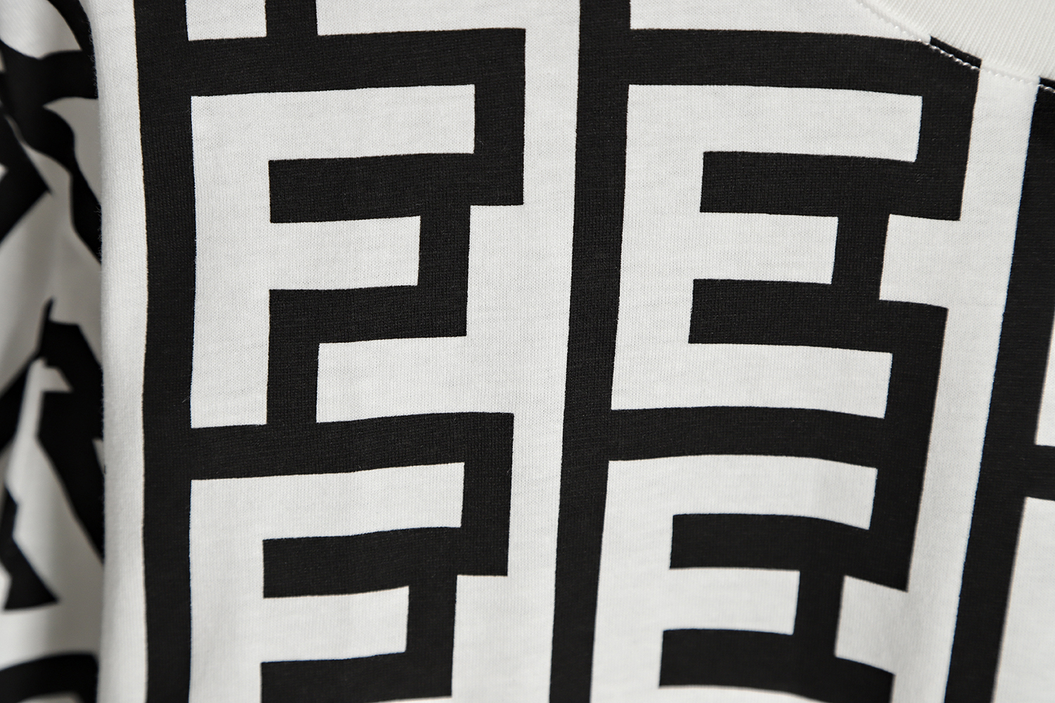 F**di 23ss black and white full letter short-sleeved t-shirt