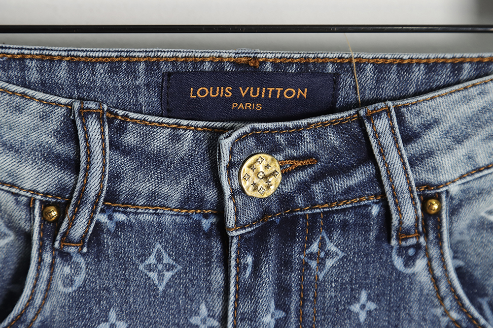 l0*isV*t0n full printed logo jeans on the back