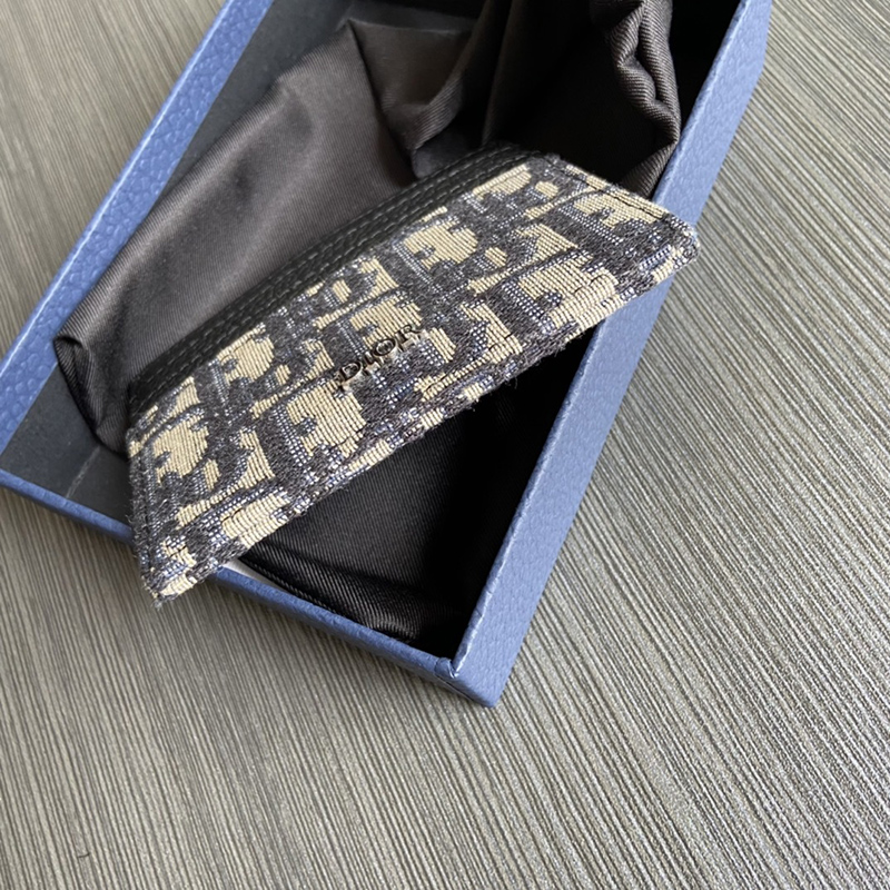 ch**an D*or wallets 7704