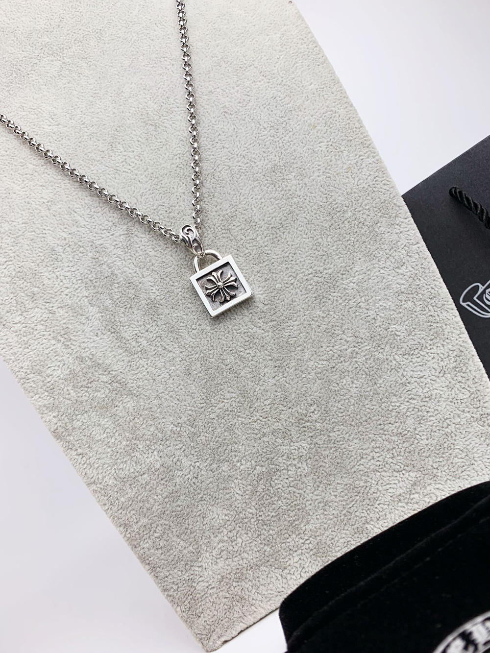 Ch**me He**ts necklaces