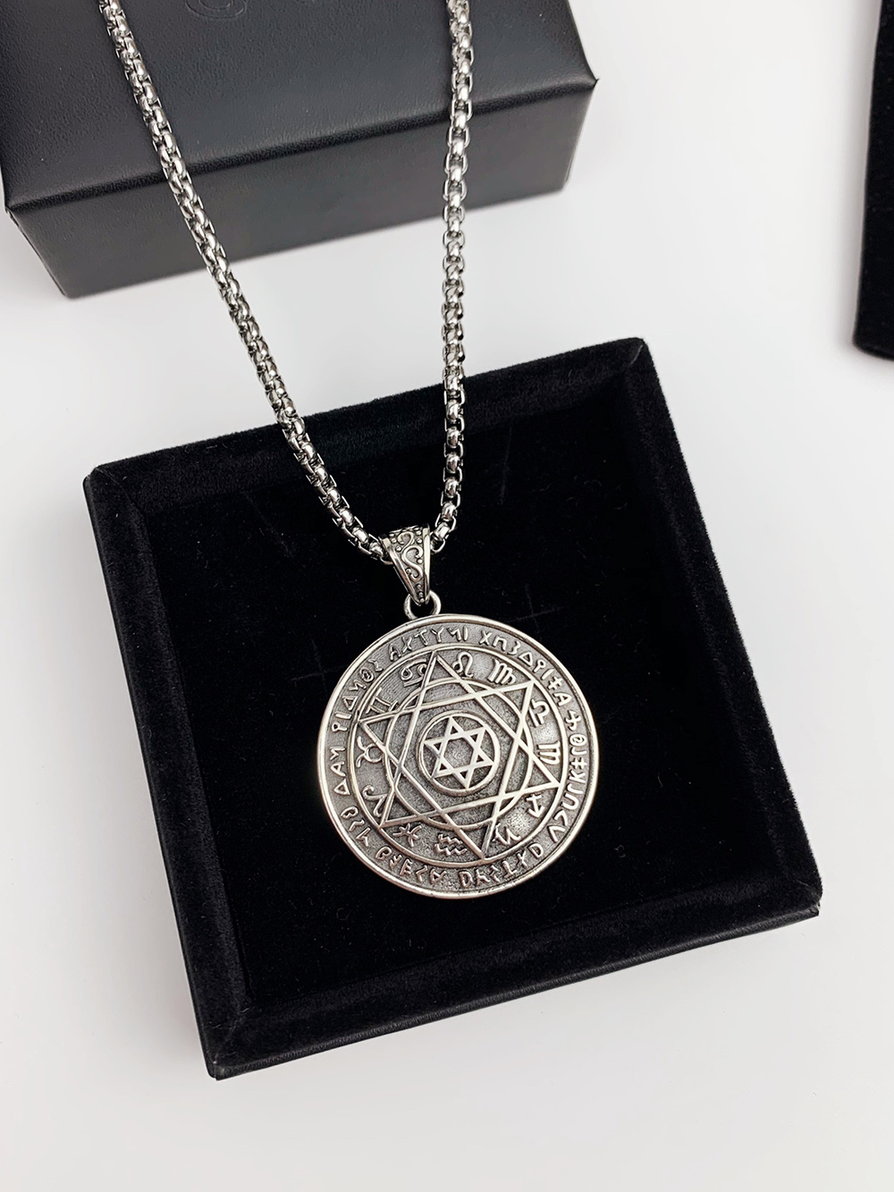 Ch**me He**ts necklaces