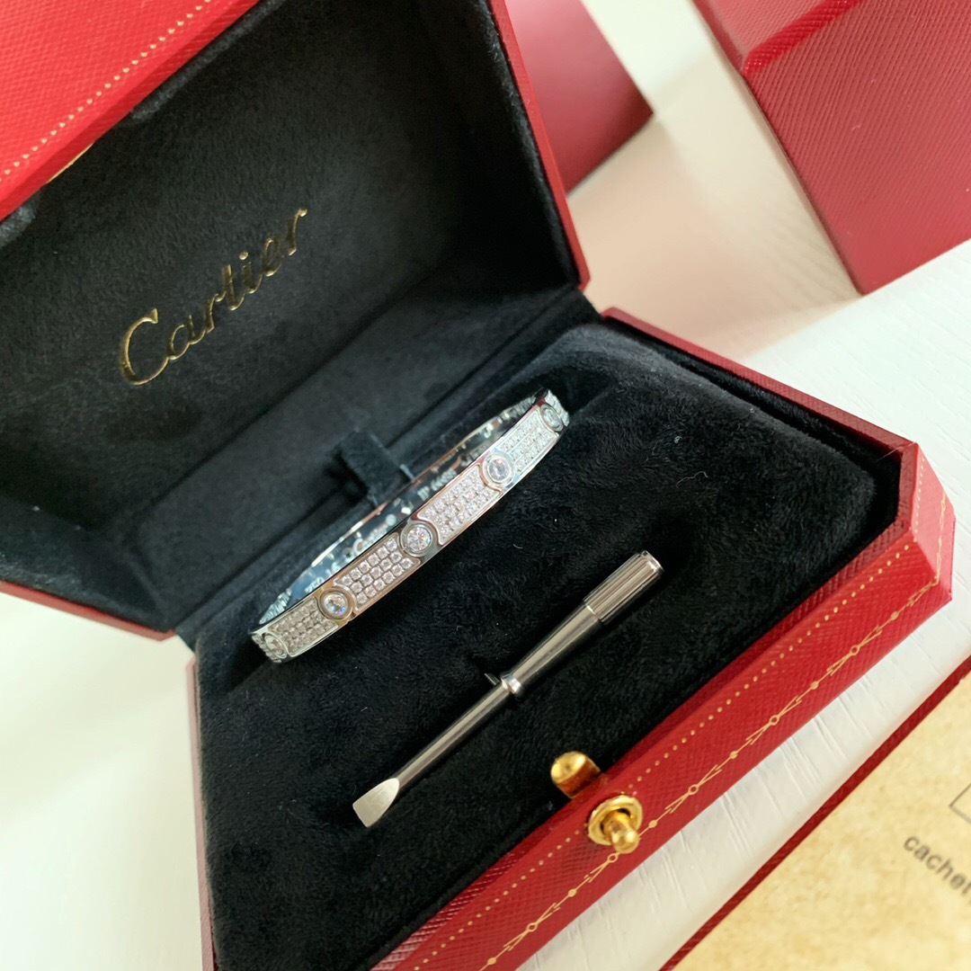 Ca*t*er love bracelet