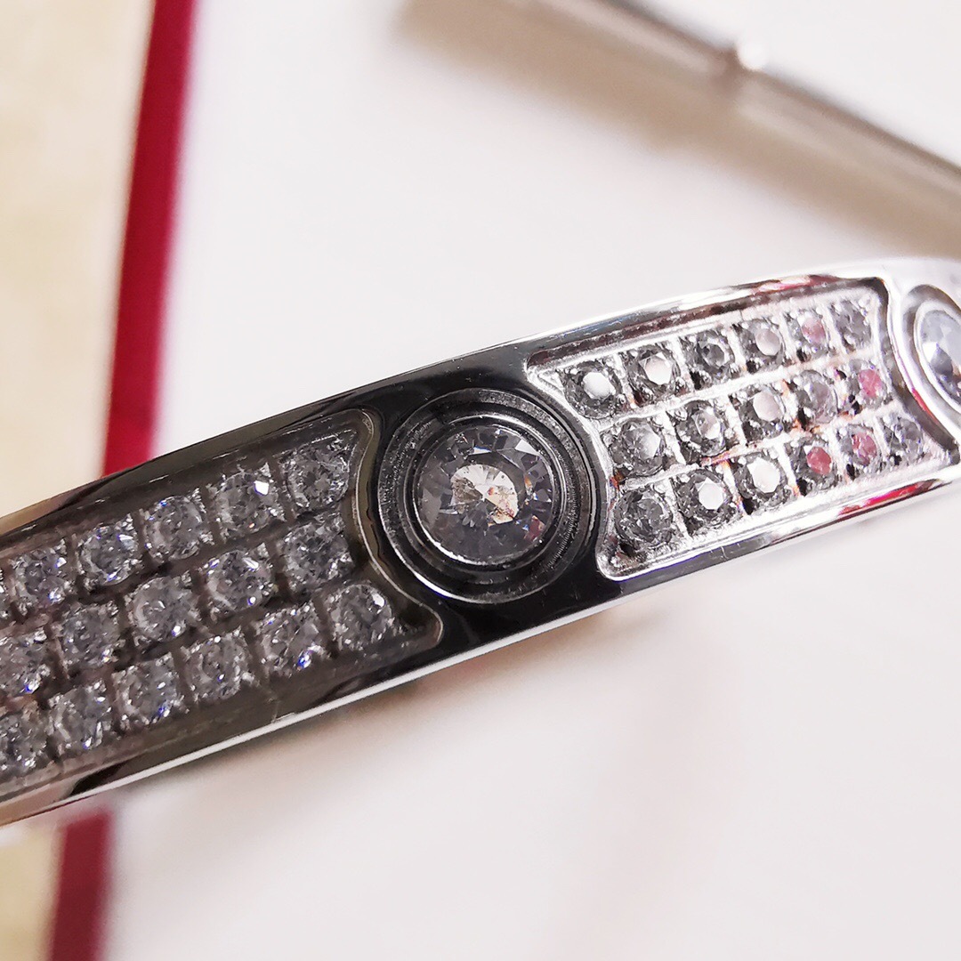 Ca*t*er love bracelet