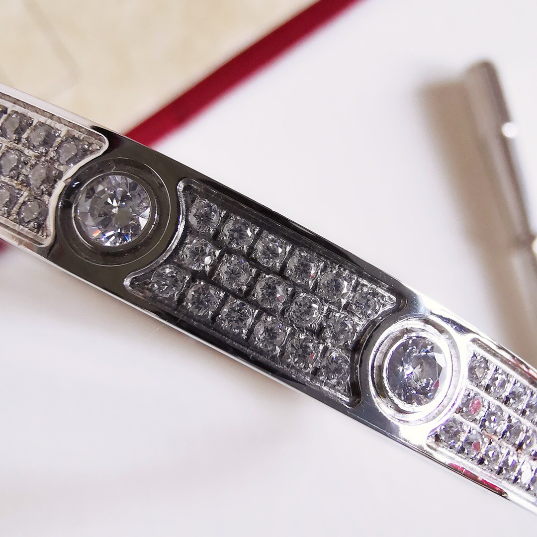 Ca*t*er love bracelet