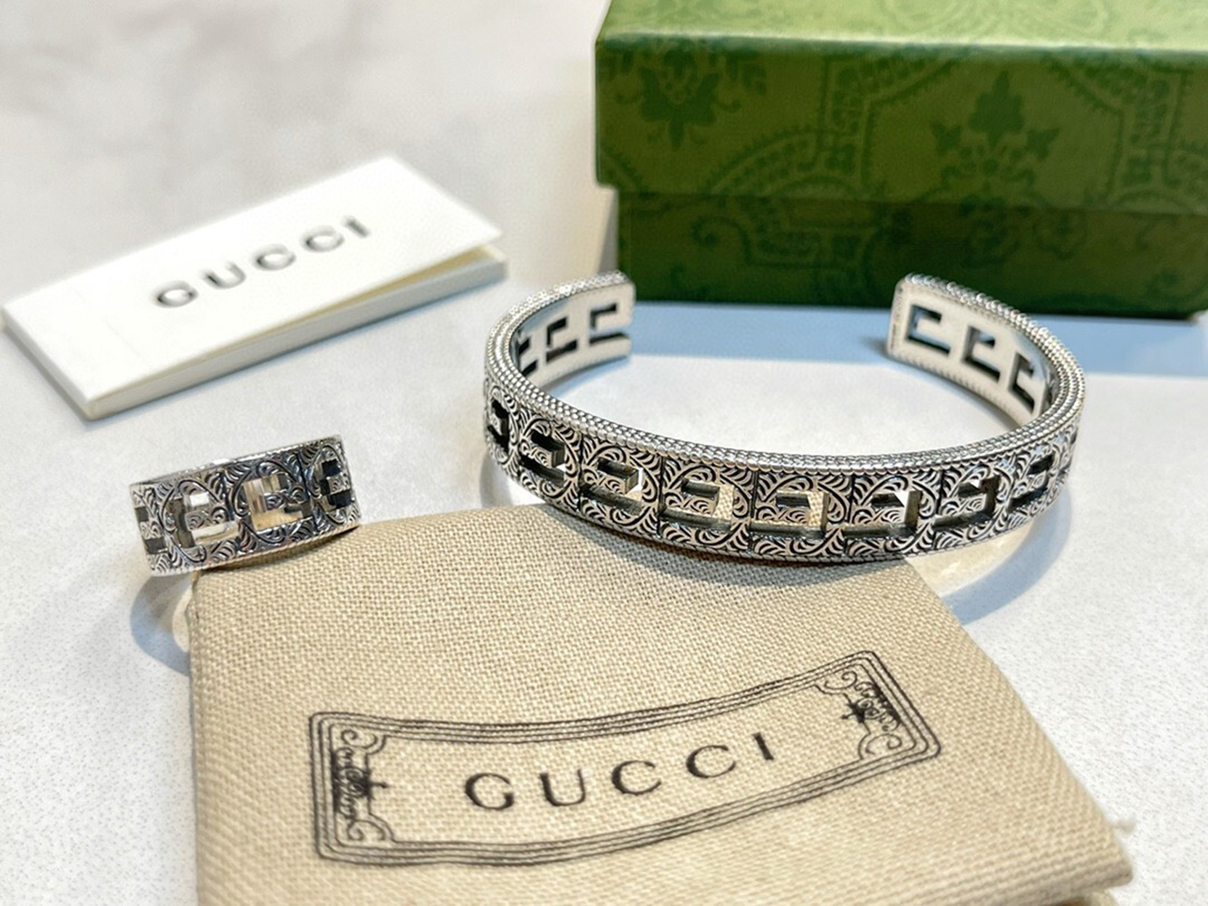 G*u*i bracelet