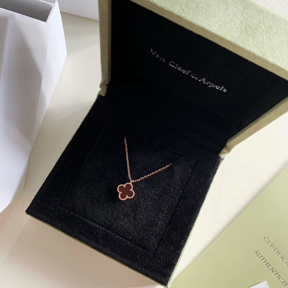V*N CL*F & arpels necklaces