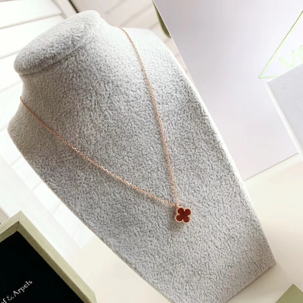 V*N CL*F & arpels necklaces