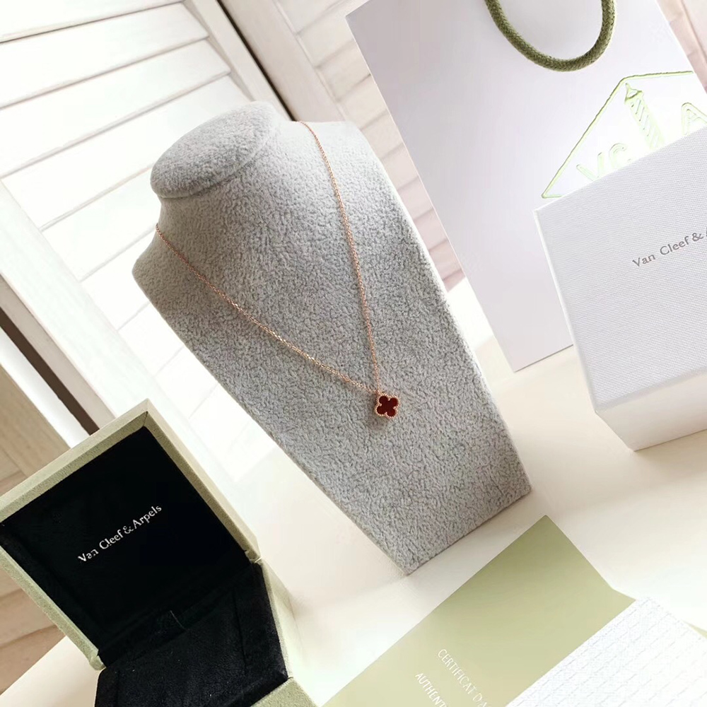 V*N CL*F & arpels necklaces