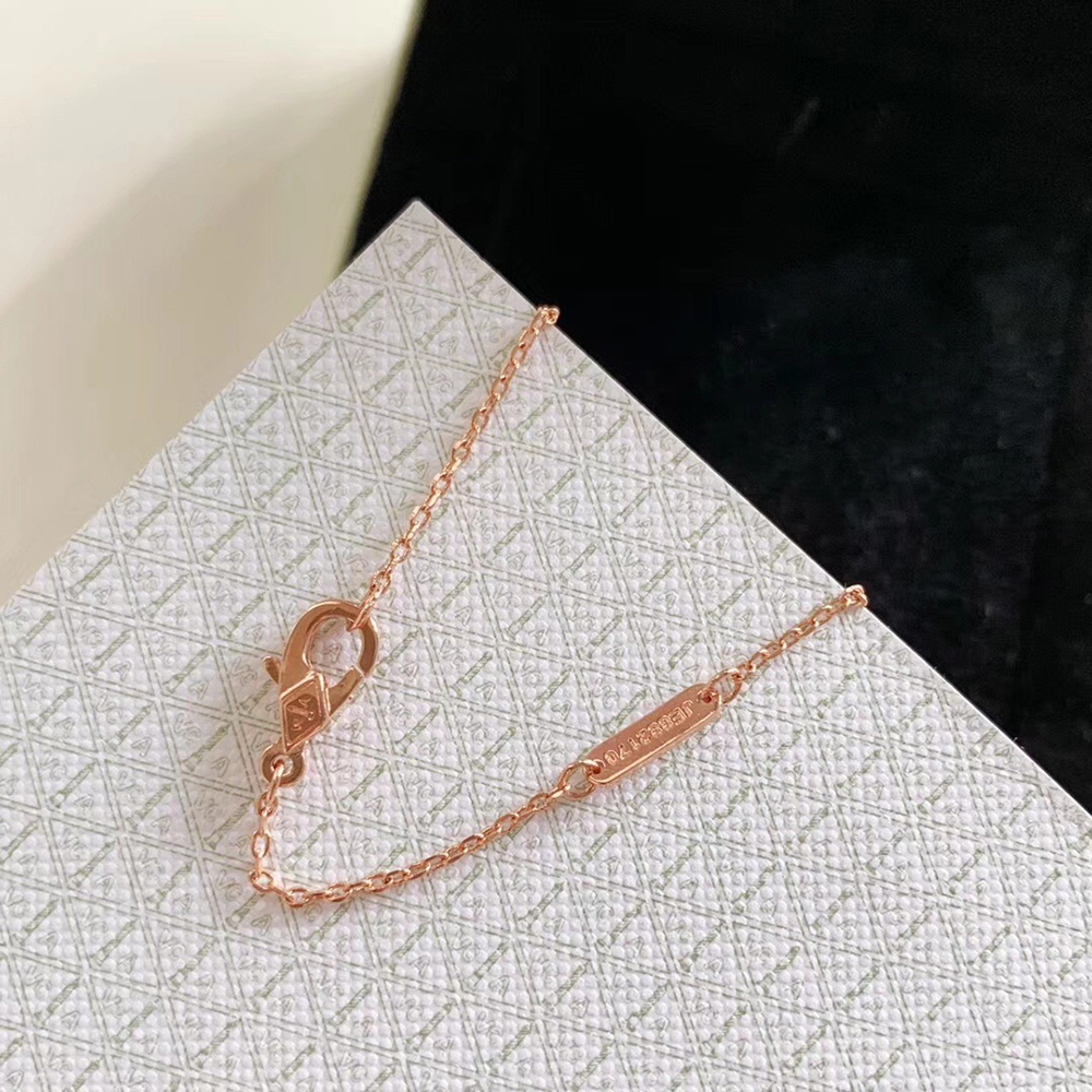 V*N CL*F & arpels necklaces