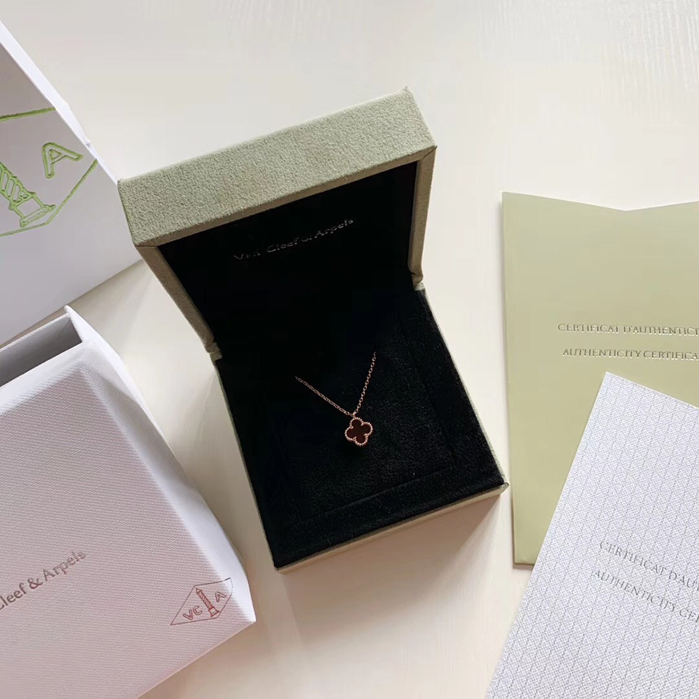 V*N CL*F & arpels necklaces