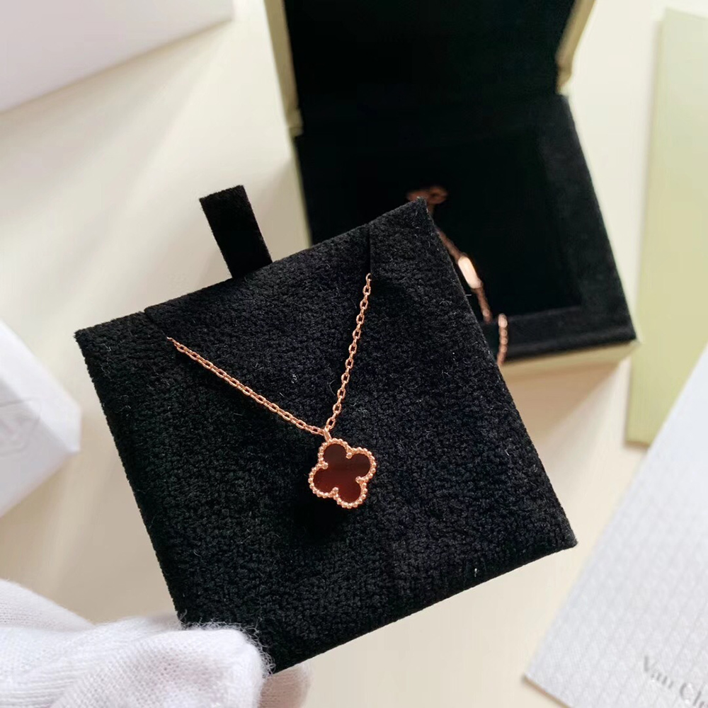 V*N CL*F & arpels necklaces