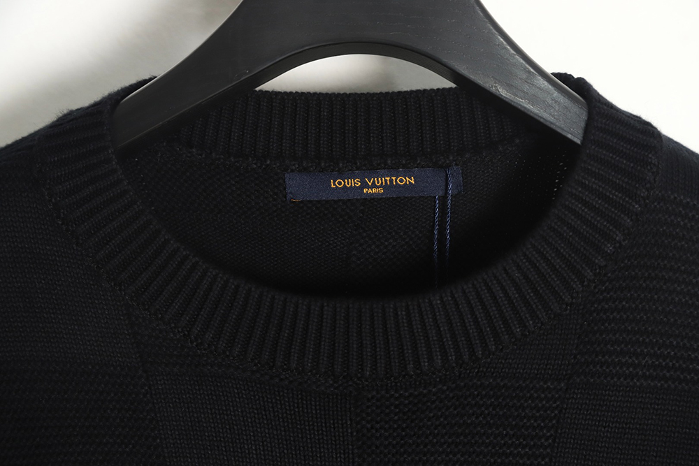 l0*is V*t0n 22ss chest pin checkerboard knitted sweater