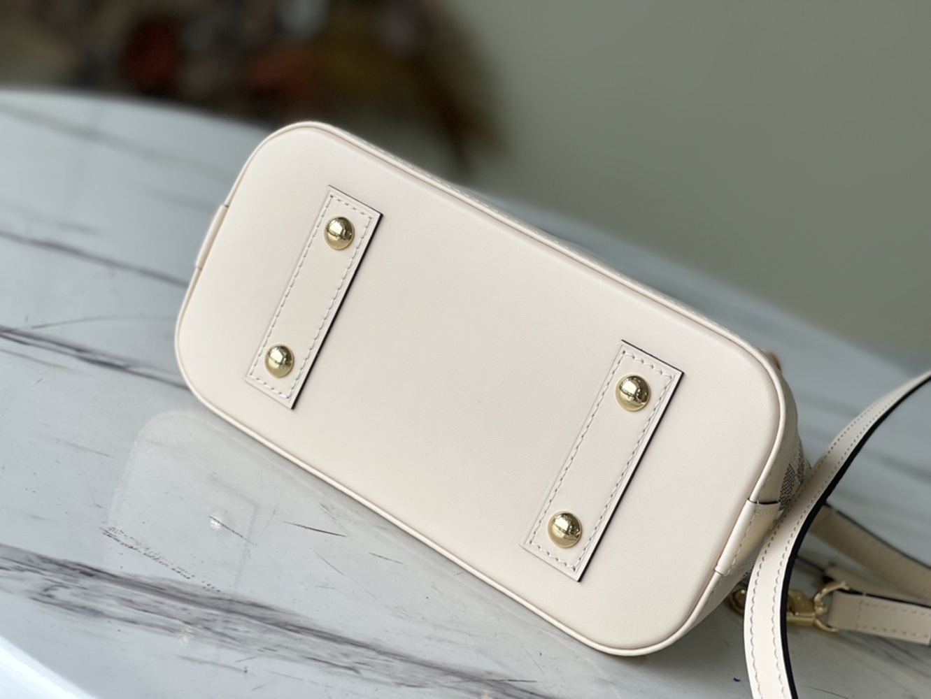 l0*is V*t0n bags n41221 23.5*17.5*11.5cm