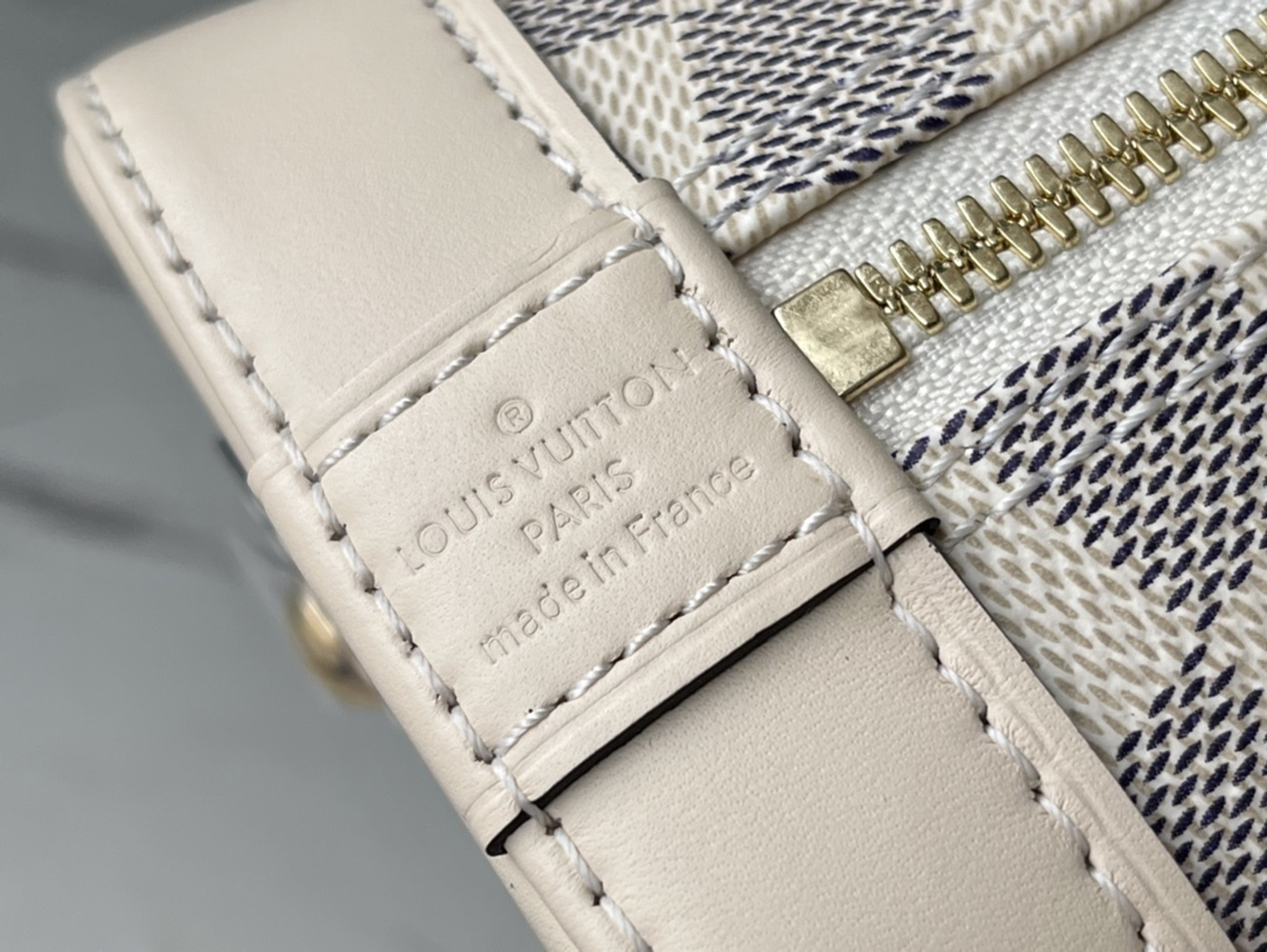 l0*is V*t0n bags n41221 23.5*17.5*11.5cm