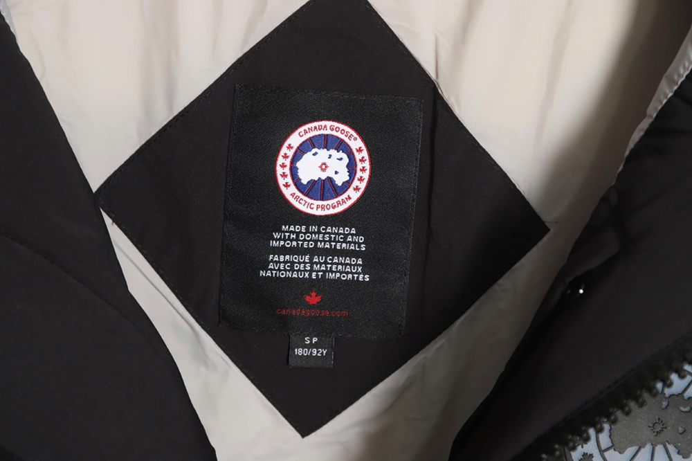 Can*a Go*e everett capsule white label down vest