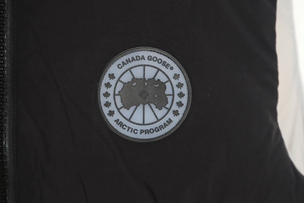 Can*a Go*e everett capsule white label down vest