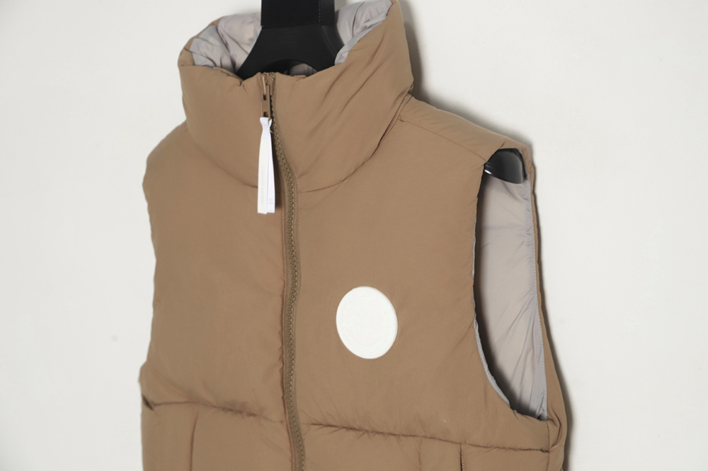 Can*a Go*e everett capsule white label down vest