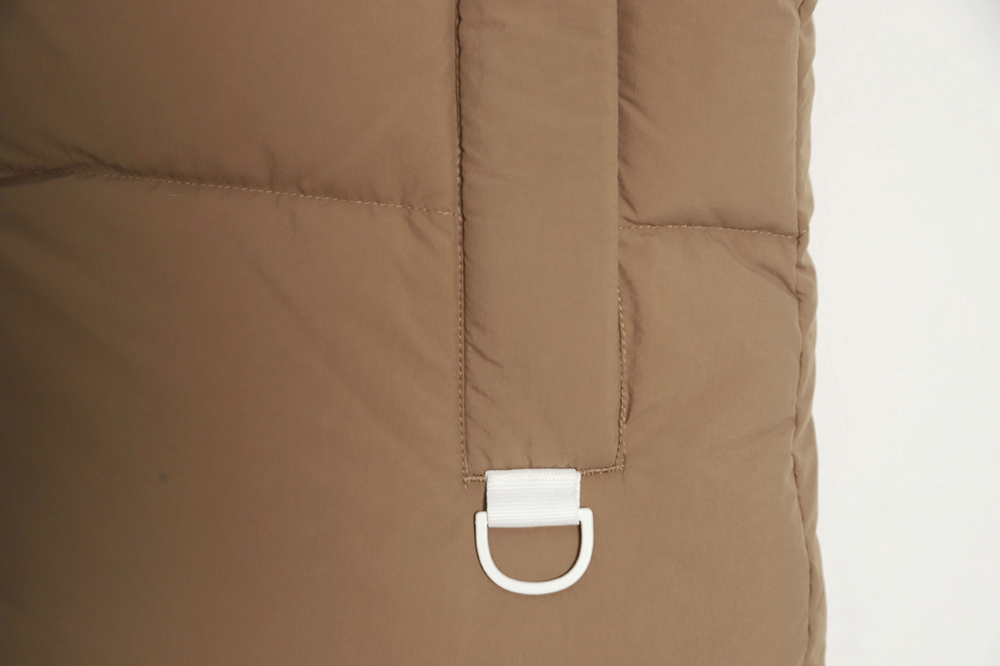 Can*a Go*e everett capsule white label down vest