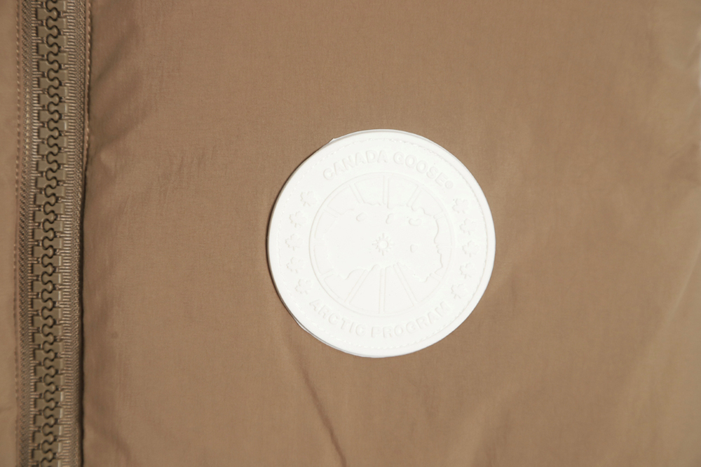 Can*a Go*e everett capsule white label down vest