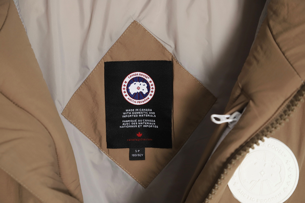 Can*a Go*e everett capsule white label down vest