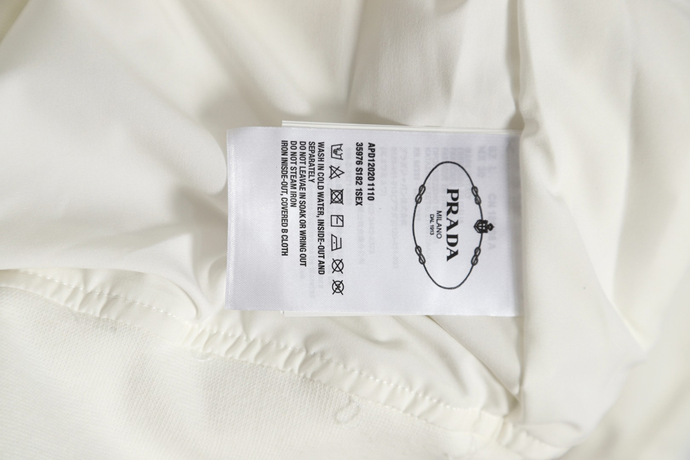 Pra*a 23fw metal lock functional hooded jacket