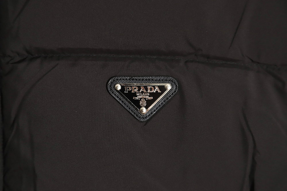 Pra*a inverted triangle stand collar short down jacket