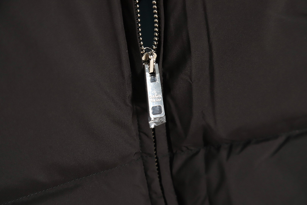 Pra*a inverted triangle stand collar short down jacket