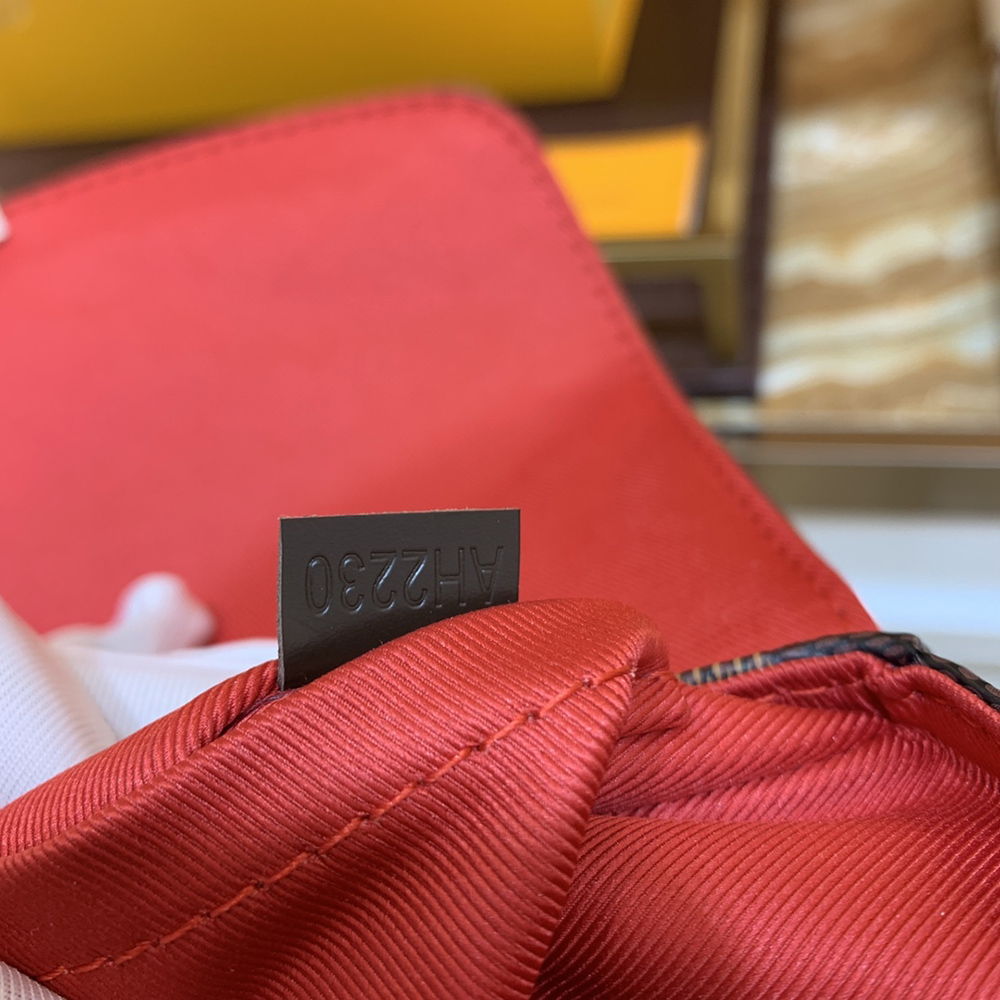 l0*is V*t0n bags n53000 25*17*9.5cm