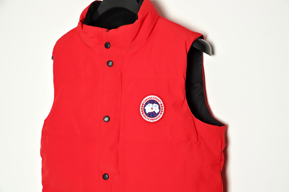 Can*a Go*e crew vest