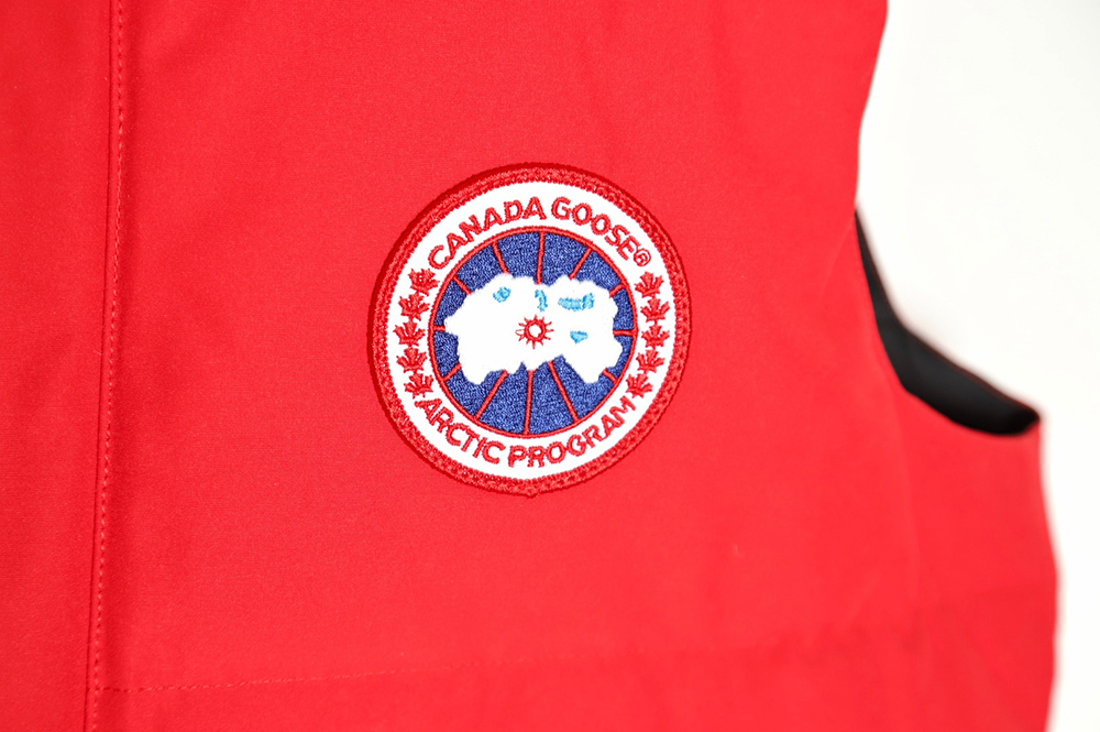 Can*a Go*e crew vest