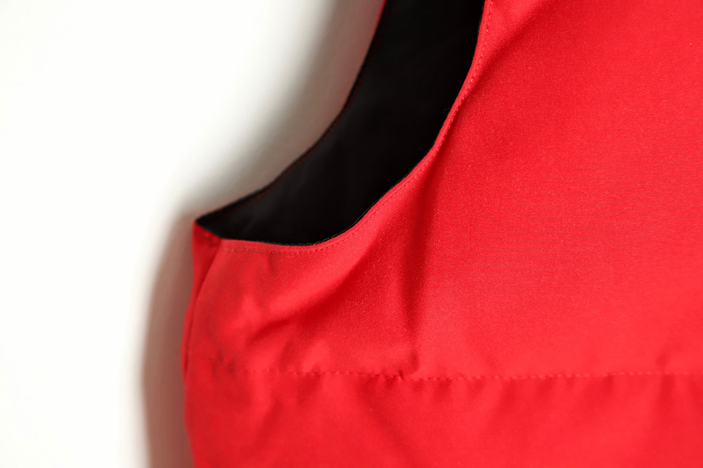 Can*a Go*e crew vest