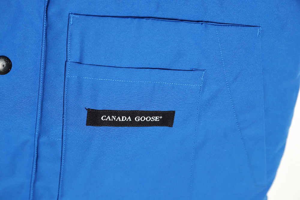 Can*a Go*e crew vest